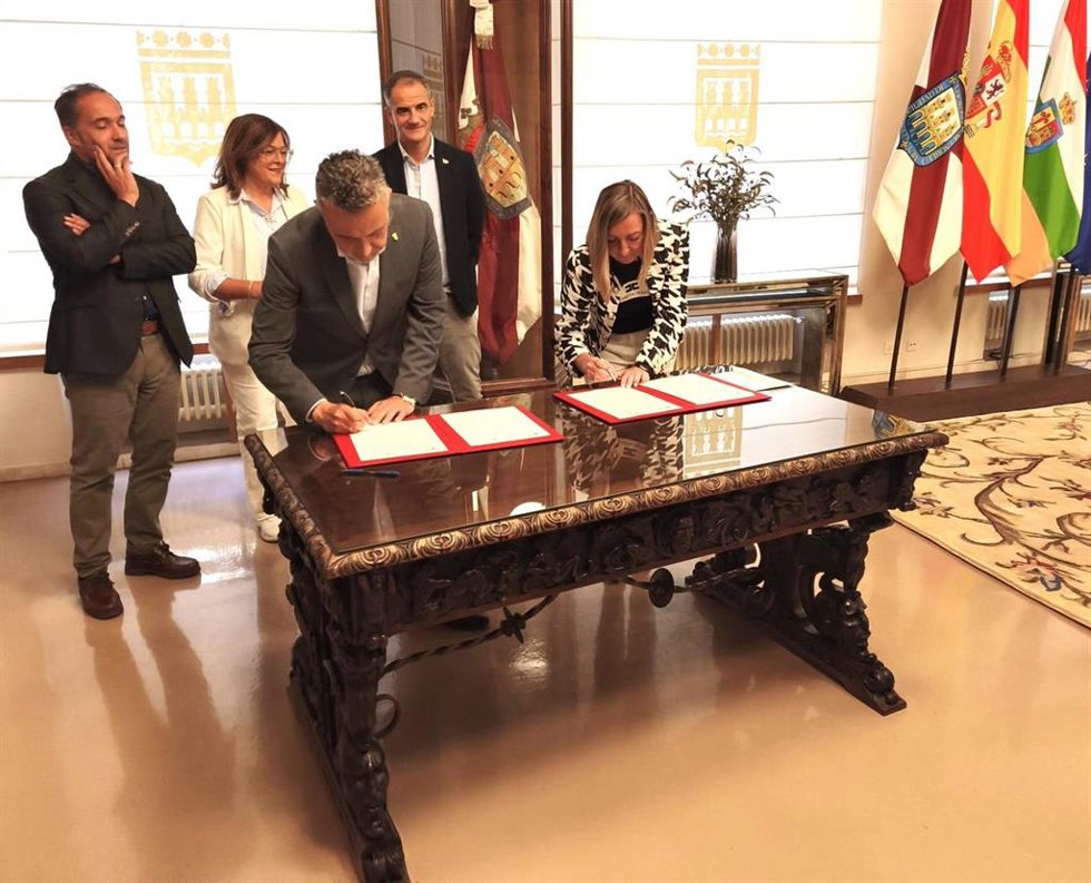 Alcalde y rectora de la UR firman el convenio para la Cátedra de Comercio