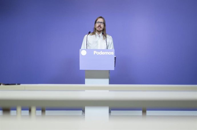 Archivo - El secretario de Organización y portavoz de Podemos, Pablo Fernández, durante una rueda de prensa.