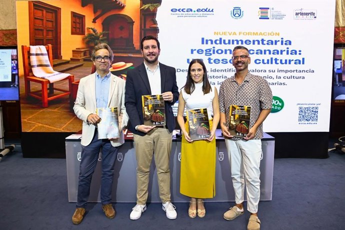El consejero de Educación y Formación del Cabildo de Tenerife, Serafín Mesa (c), en la presentación de un convenio con Radio Ecca para ofrecer un curso sobre vestimenta tradicional