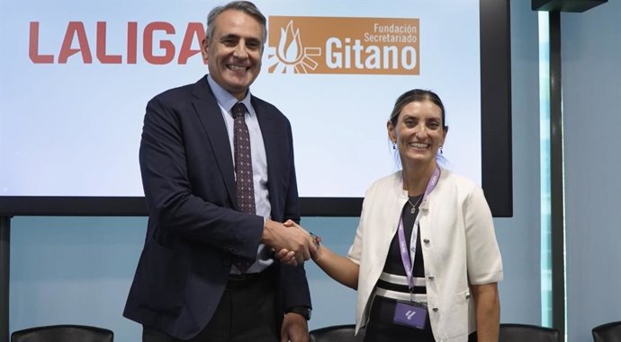 El director Asuntos Públicos y Relaciones Institucionales de LALIGA, José Montero, y la directora general de la FSG, Sara Giménez, durante la firma del acuerdo.