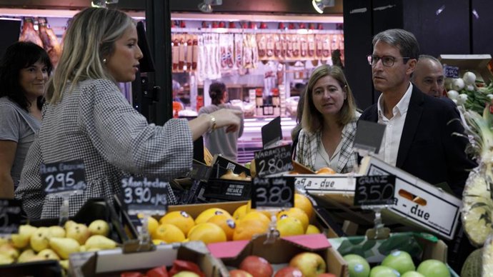El presidente del Gobierno riojano, Gonzalo Capellán, junto a la consejera de Agricultura, Noemí Manzanos