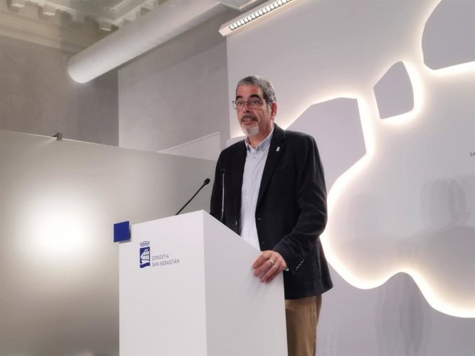 El alcalde de San Sebastián, Eneko Goia, en su despedida de los periodistas.