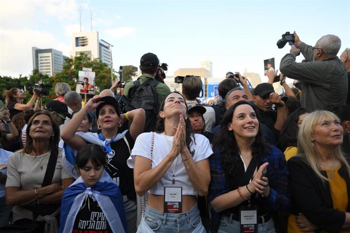 Un grupo de personas se reúne en Tel Aviv para seguir la liberación de los rehenes en manos de Hamás
