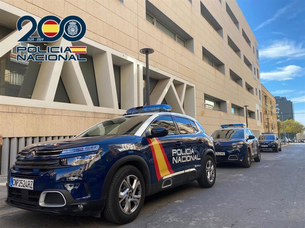 Archivo - Imagen de archivo de vehículos policiales