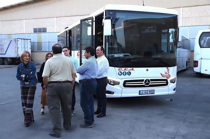 La alcalde de Jerez, María José García-Pelayo, en la recepción del nuevo autobús que se ha incorporado a la flota que atiende a la zona rural del municipio.