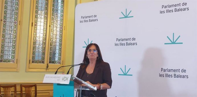 La portavoz parlamentaria de Vox, Manuela Cañadas, en rueda de prensa