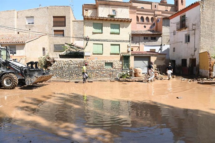 Archivo - Efectivos de la Unidad Militar de Emergencias (UME) realizan labores de limpieza y desescombro por las inundaciones, a 17 de junio de 2025, en Azuara, Zaragoza (España).