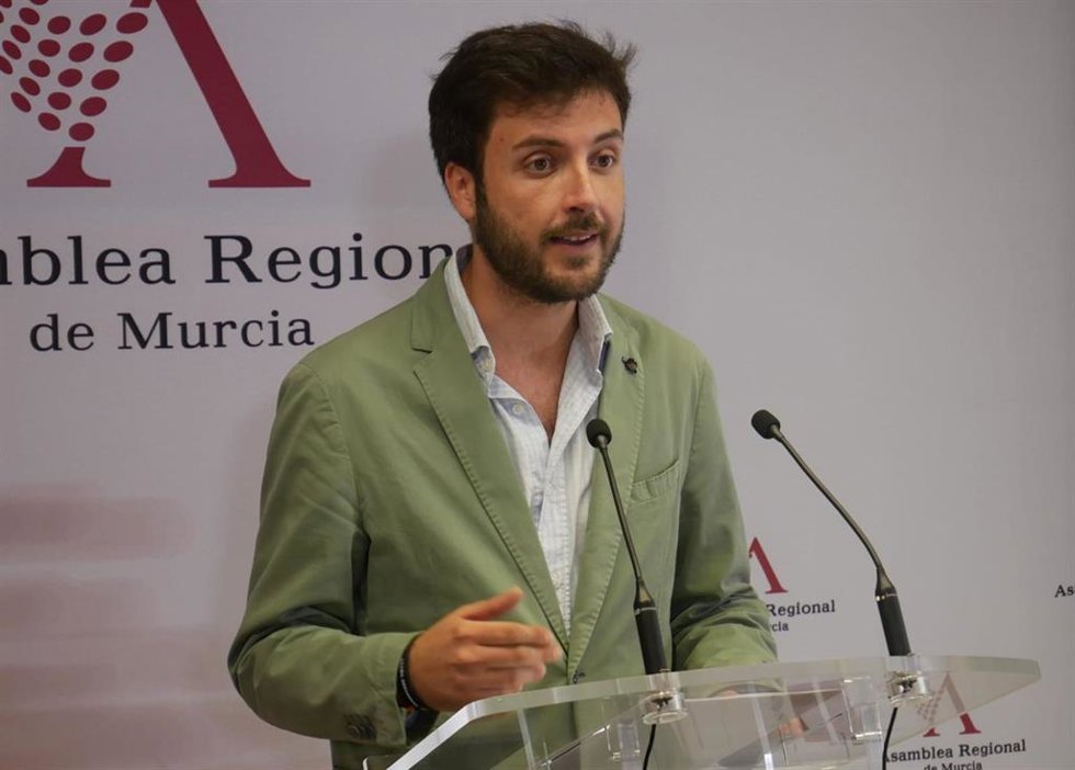 Archivo - El diputado regional del Partido Popular Antonio Landáburu, en respuesta al PSRM