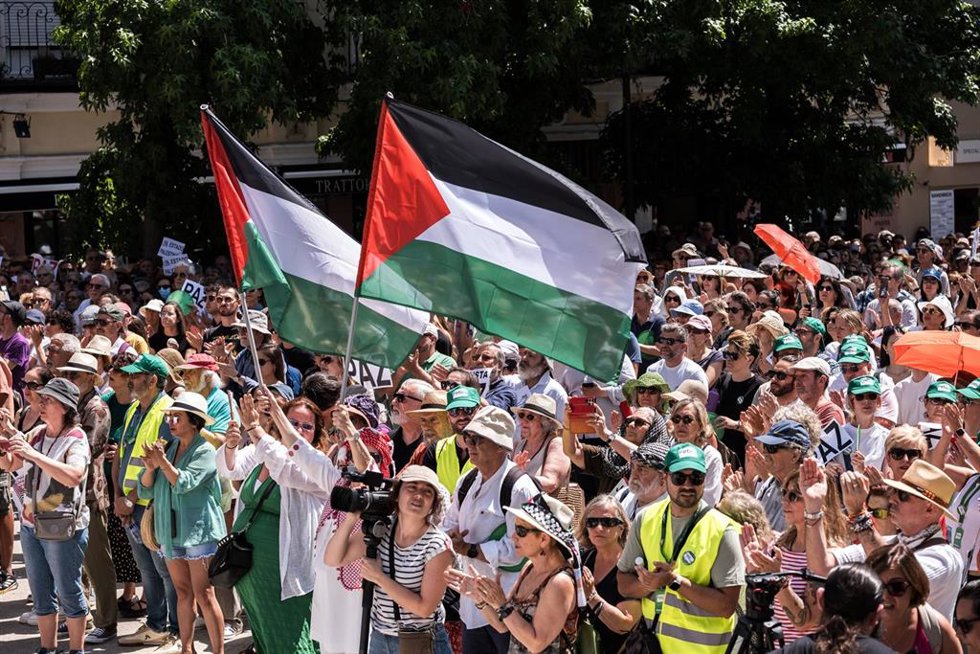 Archivo - Decenas de personas durante una manifestación en apoyo a Palestina, en la Plaza de Juan Goytisolo, a 14 de junio de 2025, en Madrid (España). 