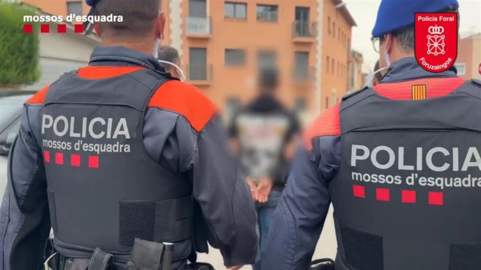 Uno de los detenidos durante el dispositivo de Mossos contra un grupo especializado en robos violentos