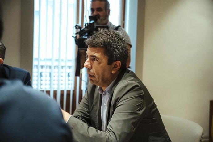 El president de la Generalitat, Carlos Mazón, es reunix amb representants dels servicis d'emergències en el Lloc de Comandament Avançat (PMA) de l'Ajuntament d'Oriola, a 10 d'octubre del 2025, a Oriola