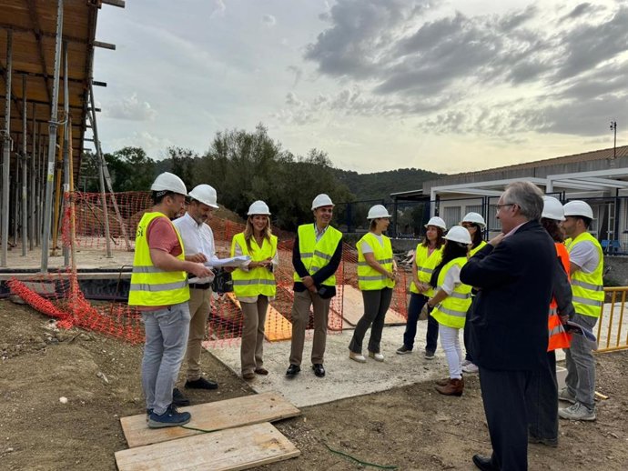 El conseller de Educación y Universidades, Antoni Vera, en su visita al CEIP Els Molins de Andratx.