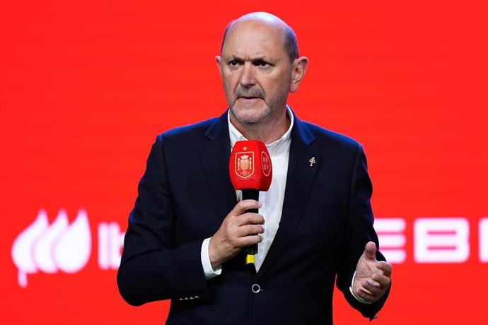 Archivo - El presidente de la RFEF, Rafael Louzán, en la presentación de Sonia Bermúdez como nueva seleccionadora nacional absoluta femenina. 