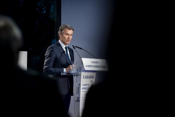 El presidente del Partido Popular, Alberto Núñez Feijóo, participa en ‘La Razón de’, en la sede de La Razón, a 30 de septiembre de 2025, en Madrid (España). 