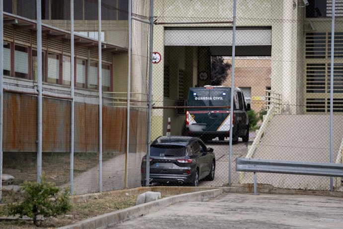 Archivo - El furgón policial en el que va el exsecretario de organización del PSOE Santos Cerdán a su llegada a la cárcel de Soto del Real después de que el Tribunal Supremo ordenara prisión preventiva y sin fianza, a 30 de junio de 2025, en Soto del Real