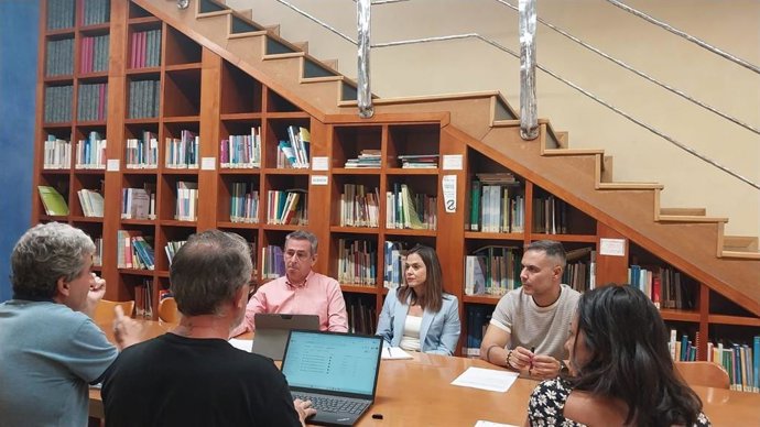 La concejala de Servicios Sociales, Ángeles Díaz de la Torre, el concejal de Mantenimiento Urbano, Javier Padorno, y el concejal de Medio Ambiente, José María Cano, junto al personal técnico de las tres áreas,