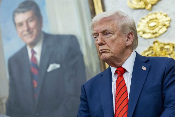10 de outubro de 2025, Washington, Distrito de Columbia, EUA: O presidente dos Estados Unidos, Donald J. Trump, observa durante o anúncio de um acordo de preços de medicamentos em uma coletiva de imprensa no Salão Oval da Casa Branca em Washington, DC, EU