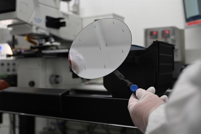 Archivo - FILED - 26 August 2025, Hamburg: An employee of Nexperia Germany GmbH holds an intermediate product of semiconductor production, a so-called wafer, with tweezers on the premises of semiconductor manufacturer Nexperia. Photo: David Hammersen/dpa
