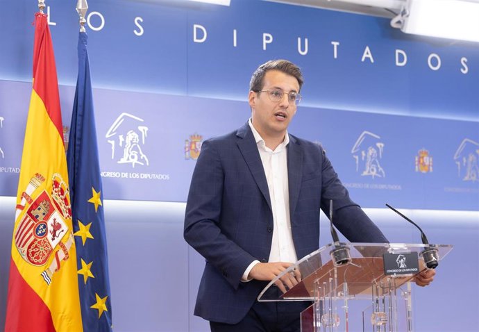 El diputado de Sumar Jorge Pueyo durante una rueda de prensa anterior a la Junta de Portavoces, enel Congreso de los Diputados, a 16 de septiembre de 2025, en Madrid (España).