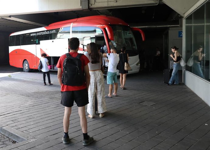 Archivo - Varias personas esperan para subirse a un autobús en la estación de autobuses de Méndez Álvaro
