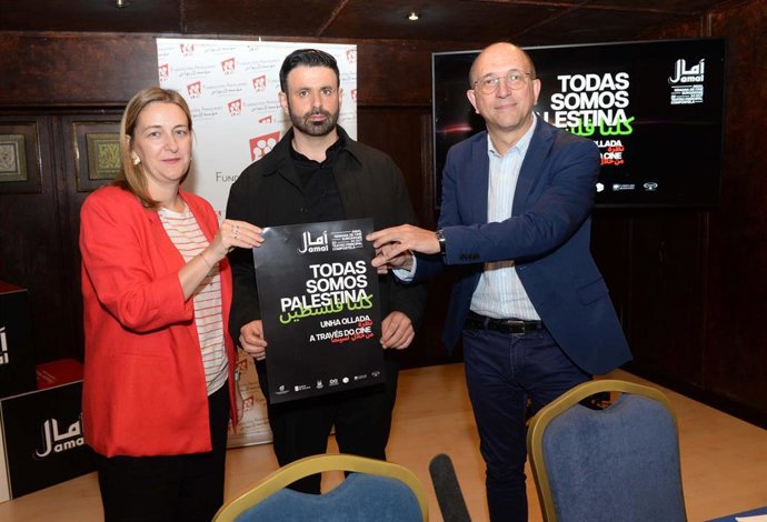 El  director del festival, Ghaleb Jaber Martínez (al centro), el director xeral de Cultura de la Xunta , Anxo M. Lorenzo (derecha),  y la concejala de Capital Cultural del ayuntamiento de Santiago, Míriam Louzao (izquierda).