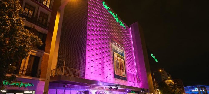 Iluminación de El Corte Ingles de la Calle Goya, en Madrid. El Corte Inglés ilumina sus fachadas de rosa en apoyo a la investigación y la lucha contra el cáncer de mama