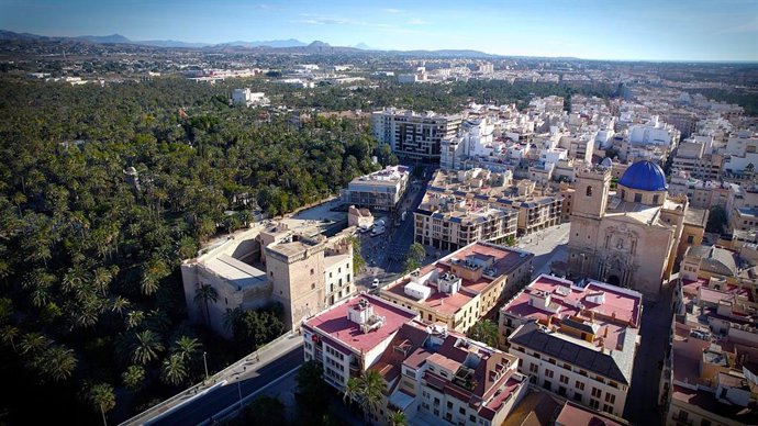 Vista área del centro de Elche, ciudad candidata a Capital Mediterránea del Deporte en 2026.