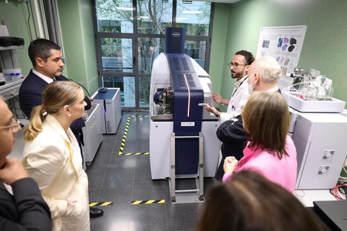 La presidenta del Govern, Marga Prohens, durante su visita al IdISBa para conocer el funcionamiento del espectómetro de masas de ultraalta resolución por resonancia magnética.