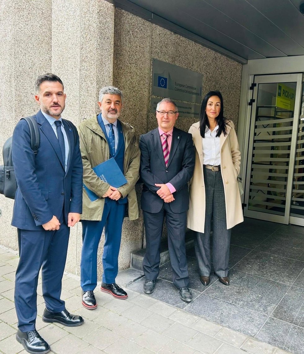 El viceconsejero de Infraestructuras, Jorge García; el consejero de Movilidad, Alejandro Calvo; el  jefe adjunto de la Unidad de Cumplimiento , Javier Palmero; y la secretaria general técnica de la Consejería de Movilidad, Eva Fueyo, en Bruselas.