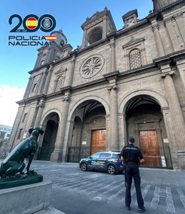 Archivo - Agente de la Policía Nacional frente a la Catedral de Santa Ana, en Las Palmas de Gran Canaria