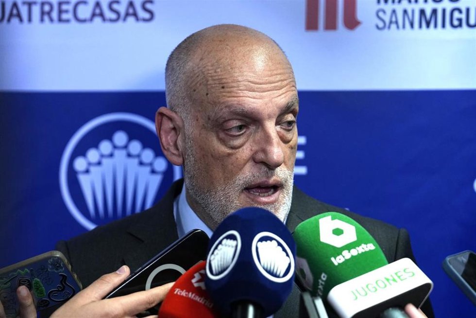 Archivo - Javier Tebas atendiendo a medios de comunicación