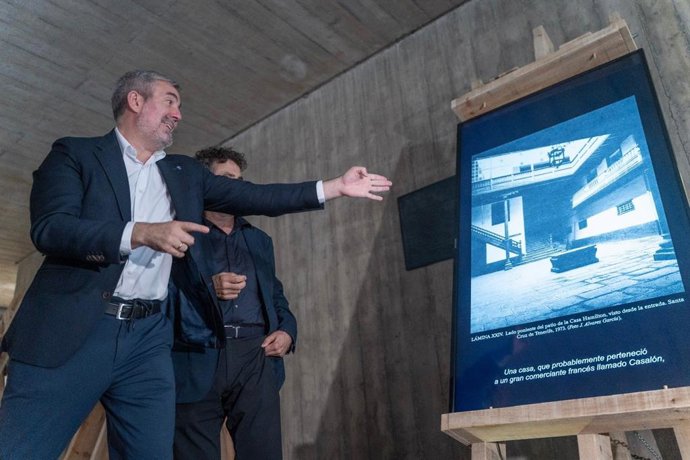 El presidente de Canarias, Fernando Clavijo, y el arquitecto Fernando Martín Menis, en una exposiciómn sobre el 25 aniversario de la sede de Presidencia en Tenerife