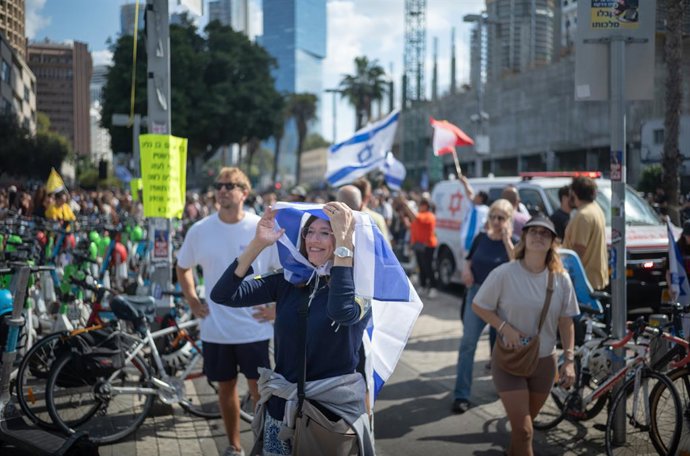 13 de outubro de 2025, Israel, Tel Aviv: Pessoas se reúnem na praça dos reféns em Tel Aviv antes da libertação dos reféns em Gaza. Todos os reféns vivos remanescentes mantidos pelo Hamas na Faixa de Gaza foram libertados após 738 dias em cativeiro, inform