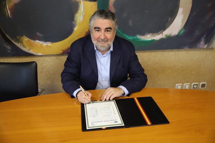 El presidente del CSD, José Manuel Rodríguez Uribes, firma la adhesión de la entidad al 'Manifiesto del Deporte Verde' de la Comisión Europea.