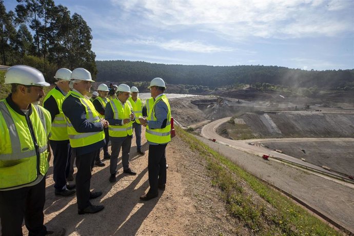 El consejero de Fomento, Vivienda, Ordenación del Territorio y Medio Ambiente, Roberto Media, visita a las instalaciones de IACAN.