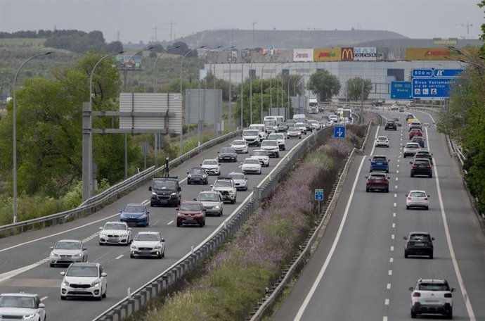 Archivo - Vehículos circulando en la autovía A3.