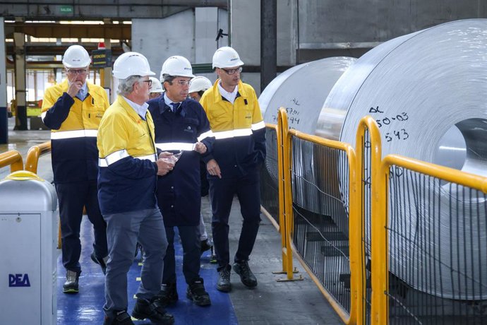 El president, Carlos Mazón, (centre) visita  la planta de producció d'alumini de l'empresa Aludium a Alacant