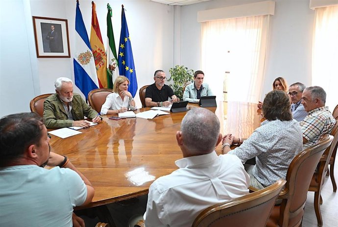 La alcaldesa, con responsables del Jerez Industrial y miembros del Gobierno local.