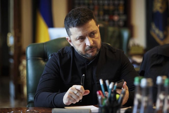 10 de outubro de 2025, Kiev, Ucrânia: O presidente ucraniano Volodymyr Zelenskyy ouve durante uma ligação telefônica privada com o presidente finlandês Alexander Stubb no Palácio Mariinsky, em 10 de outubro de 2025, em Kiev, na Ucrânia.