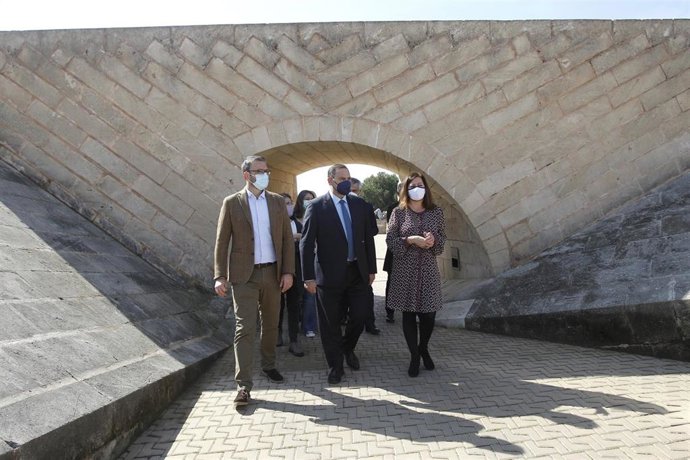Archivo - Autoridades visitan las obras en el Baluard des Príncep en 2021. 