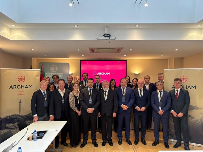 Representantes de la cámaras de comercio de Oviedo, Avilés y Gijón en el encuentro mantenido hoy en Bruselas.