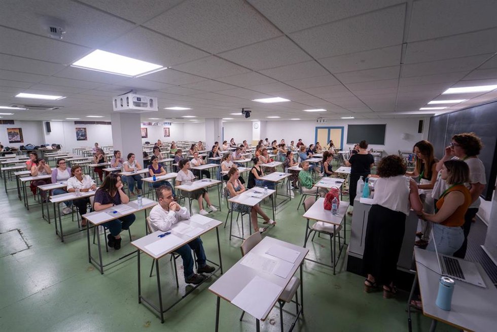 Archivo - Aula donde se realizan las pruebas de oposición, a 18 de junio de 2023, en Sevilla, (Andalucía, España). 
