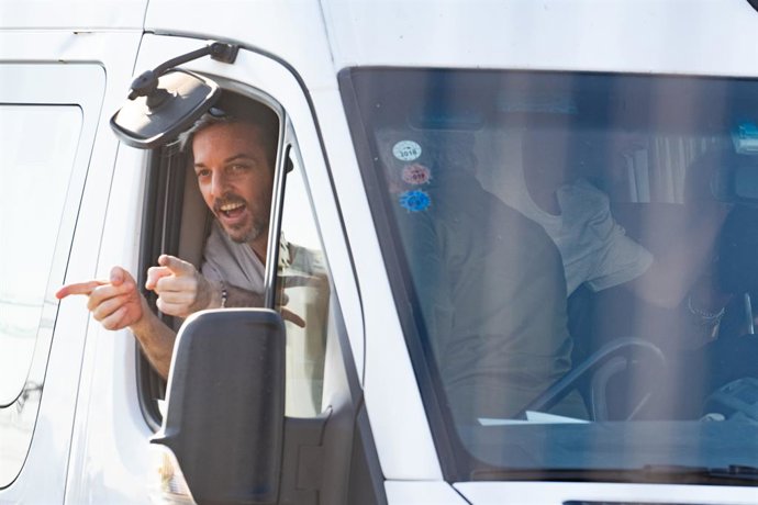 October 13, 2025, Ramat Gan, New York, Israel: Hostage DAVID CUNIO waves to the crowd as he arrives at Sheba Hospital in Israel after being freed from captivity in Gaza