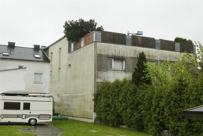 Archivo - Apr 29, 2008 - Amstetten, Austria - A Man imprisoned his daughter in a cellar for 24 years and fathered her seven children has been described as one of the worst cases in Austria's criminal history. Josef Fritzl, aged 73, is in police custody an