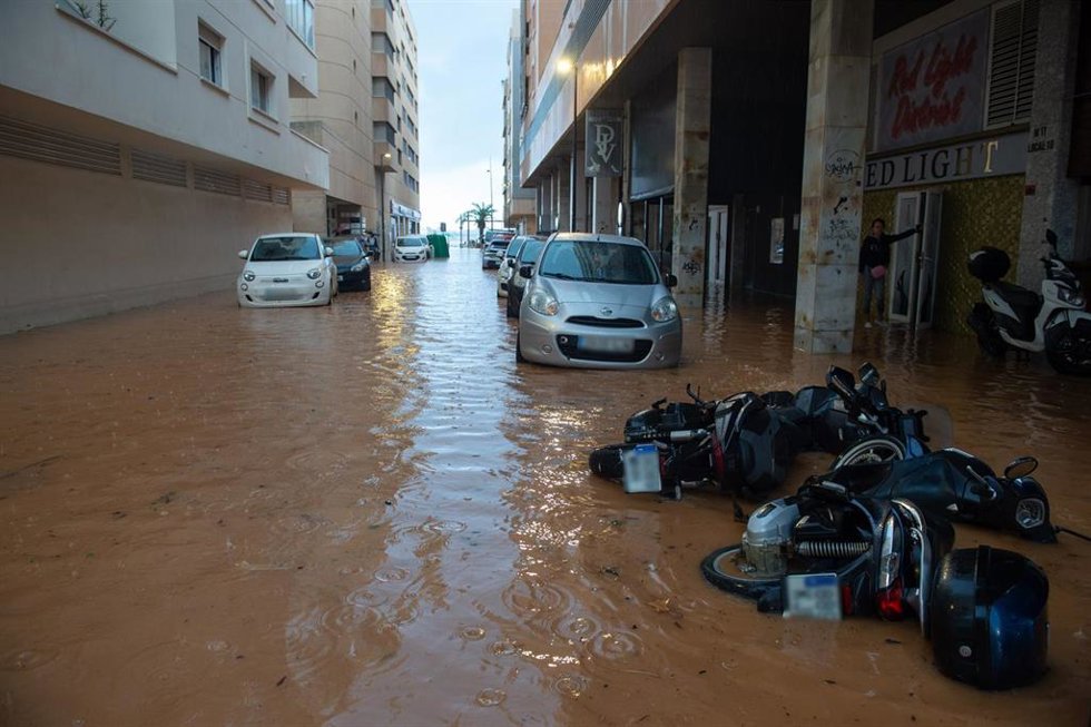 Motos volcadas por el agua, a 30 de septiembre de 2025, en Ibiza.