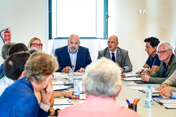 El alcalde de Palma, Jaime Martínez, preside la primera reunión del jurado del concurso de ideas para la construcción del futuro Recinto Ferial de Palma.