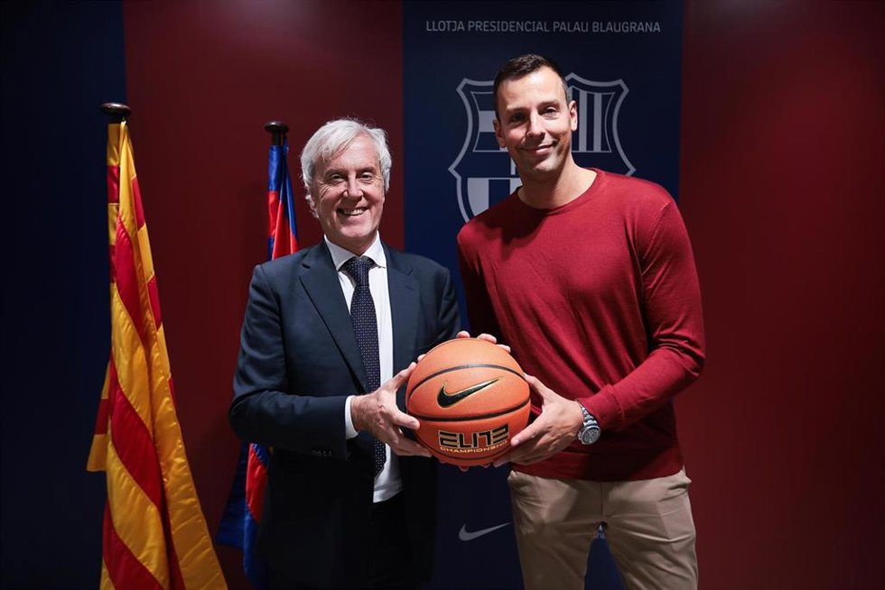 El directivo encargado del baloncesto del Bara, Josep Cubells, con el exjugador Jordi Trias, que se incorpora a la estructura deportiva
