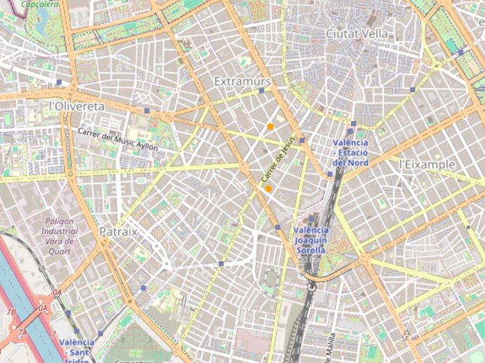 La Agencia Estatal de Meteorología (Aemet) en la Comunitat Valenciana ha informado de que el sistema ha detectado un rayo con dos impactos en tierra --es decir, dos descargas-- en la zona del barrio de Jesús en València.