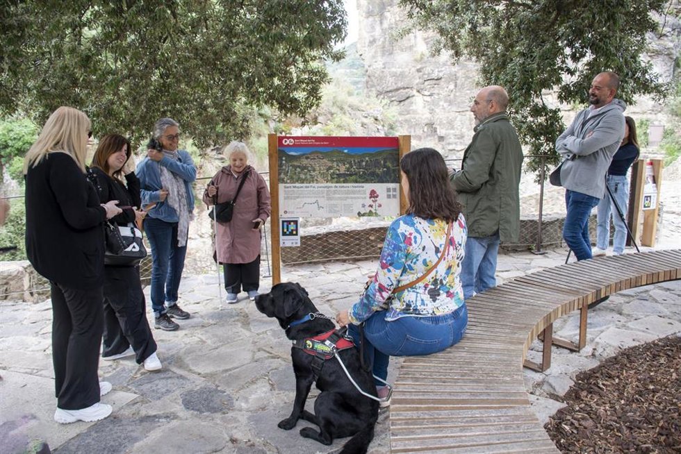 Presentación de los códigos NaviLens en Sant Miquel del Fai (Barcelona).