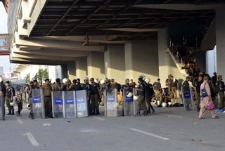 October 9, 2025, Pakistan: LAHORE, PAKISTAN, OCT 09: View of clash between police and workers of Tehreek-e-.Labbaik (TLP) after police launched a crackdown on the headquarters of TLP in a bid to arrest .its chief, Saad Rizvi, at Multan road in Lahore on T
